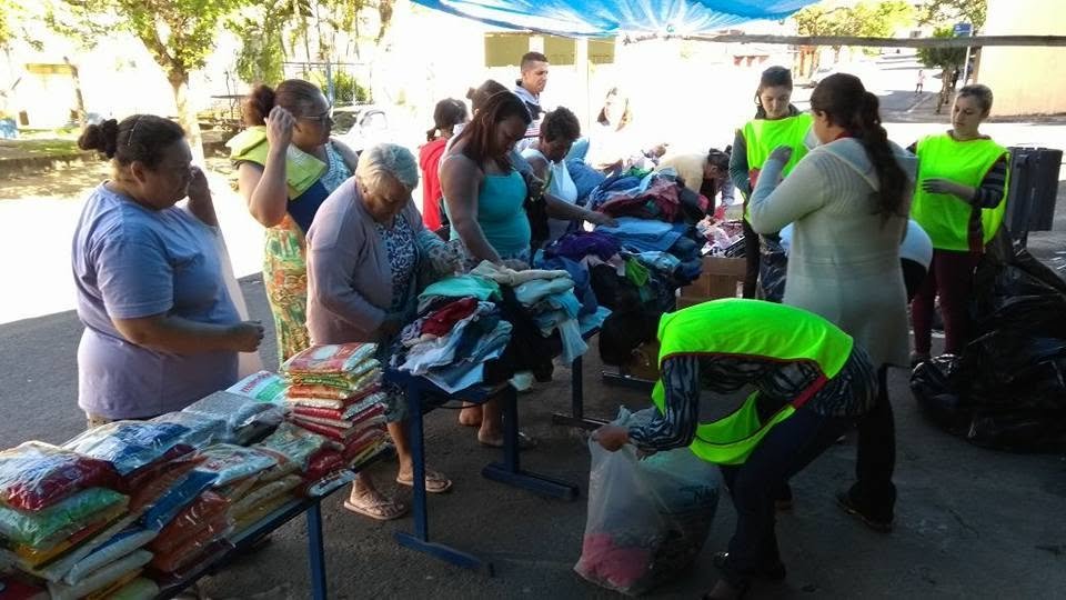 Voluntários ajudando pessoas